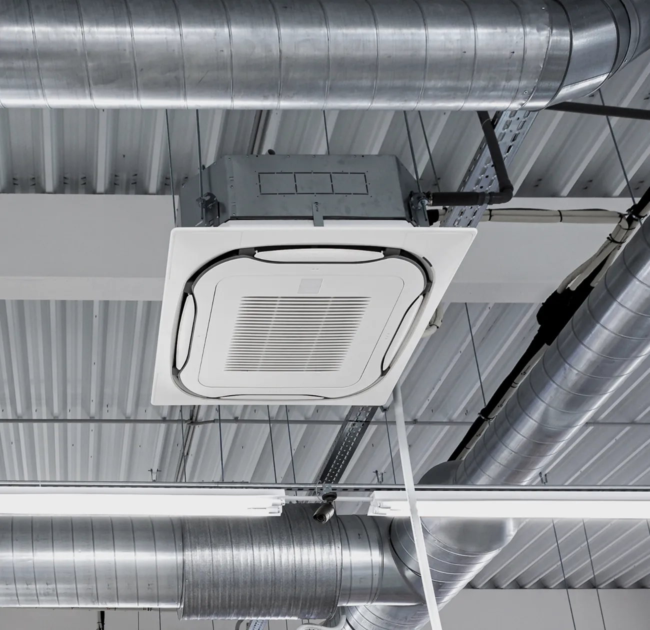 高所・特殊環境にも対応可能な設備と技術